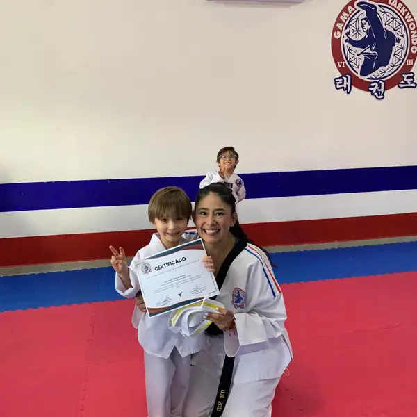 Instructora con alumno certificado de GAMA Taekwondo
