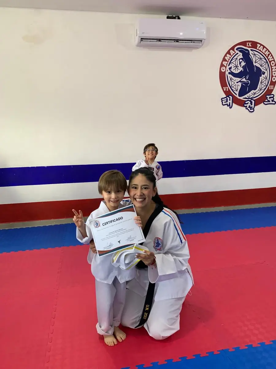 Instructora con alumno certificado de GAMA Taekwondo
