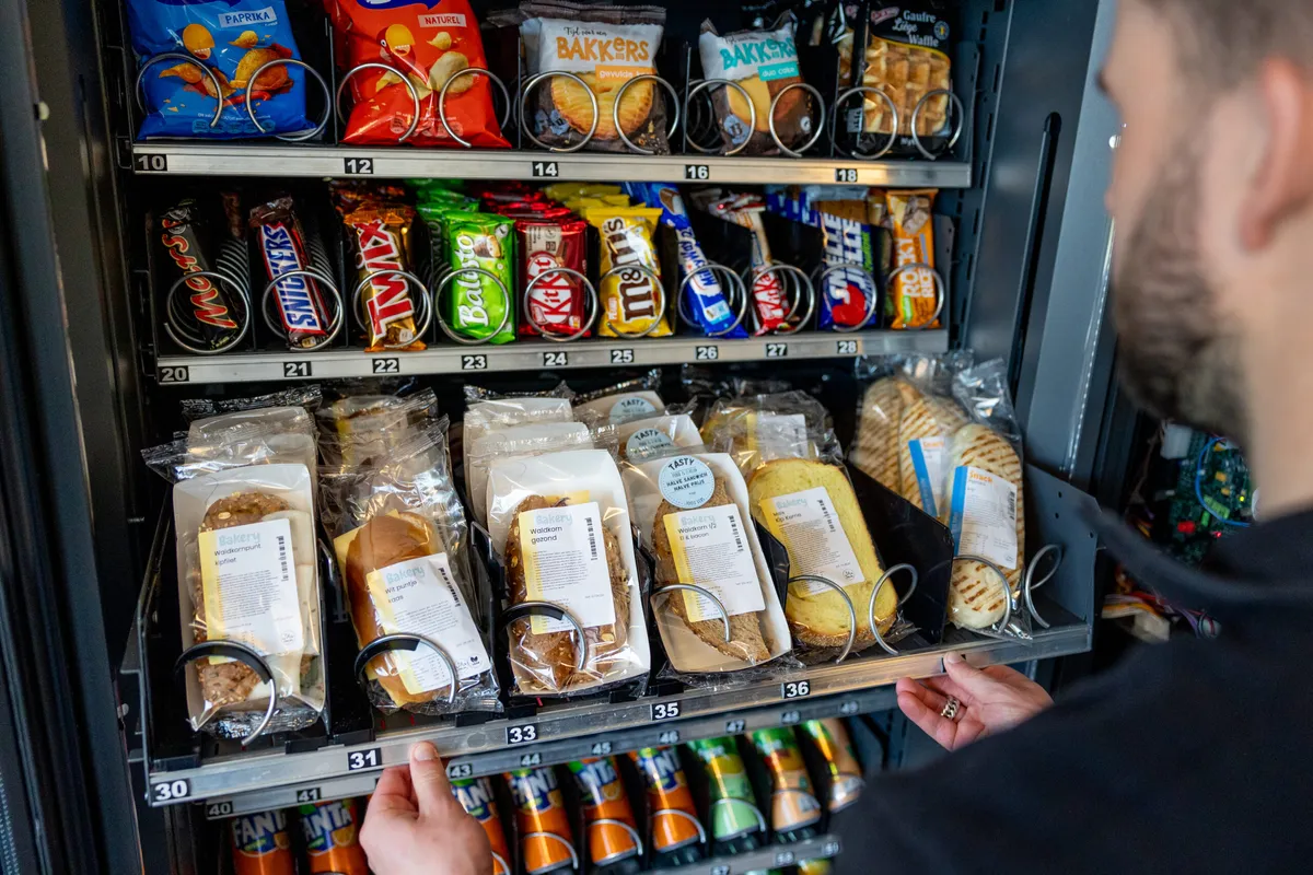 Een goed gevulde full service vending-automaat wordt bijgevuld