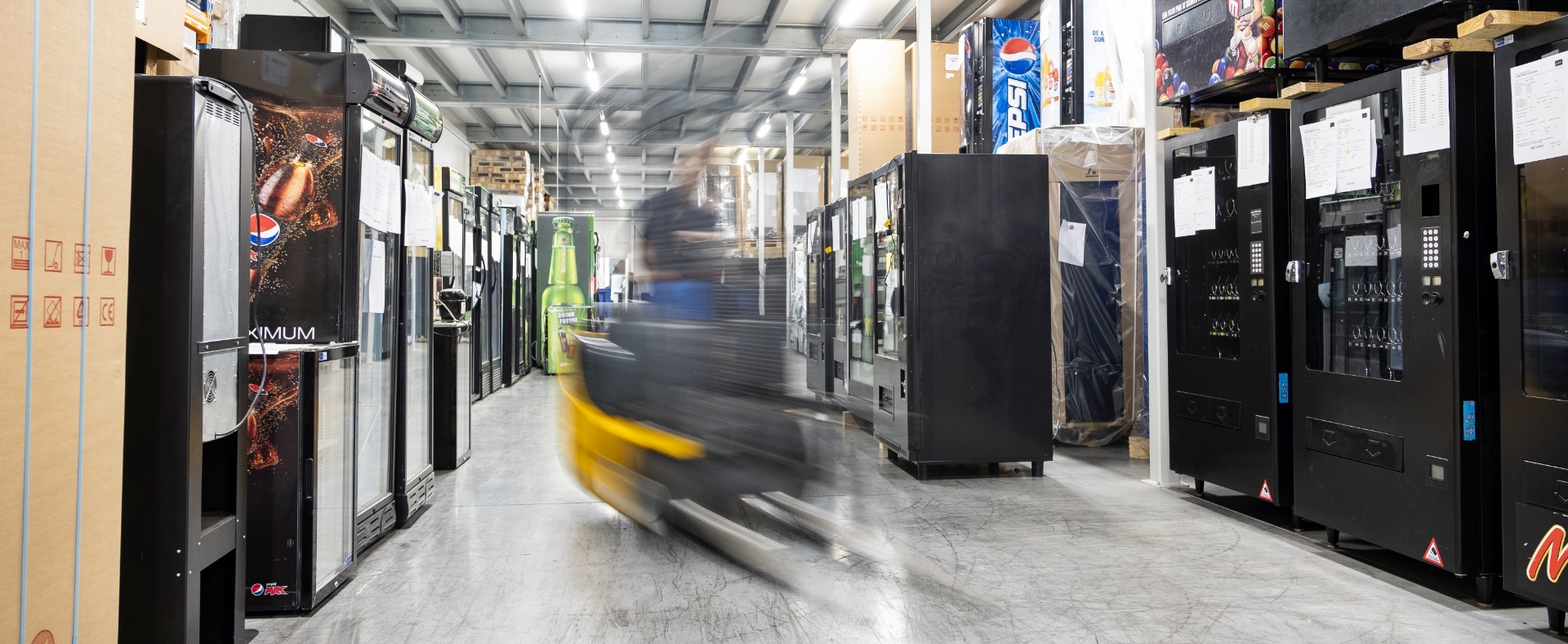 Machines en onderdelen in het Jaski-magazijn in Barneveld