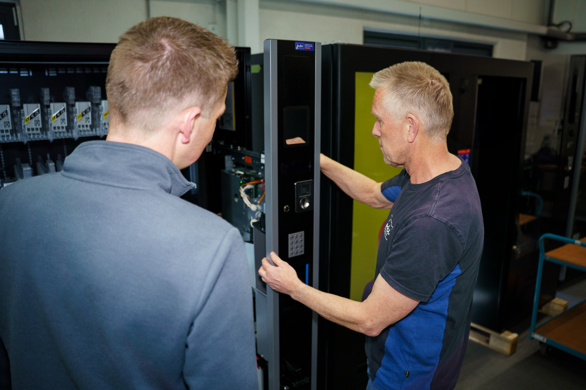 Twee technici aan het werk in de Jaski-werkplaats