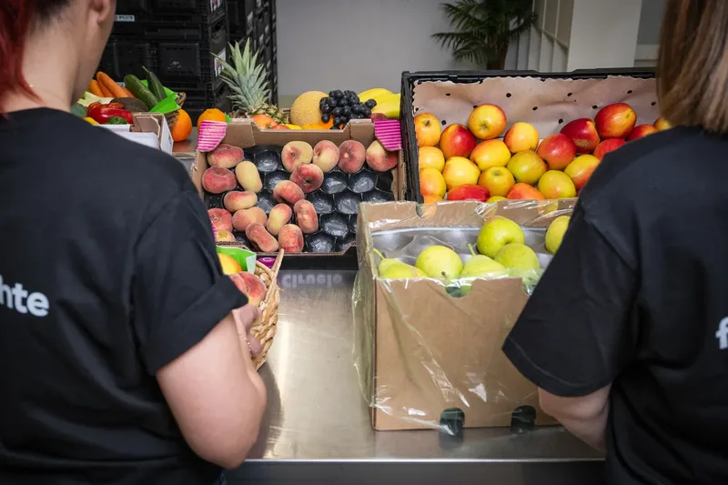Firmenfrüchte-Team bereitet Früchte für Firmenlieferungen vor