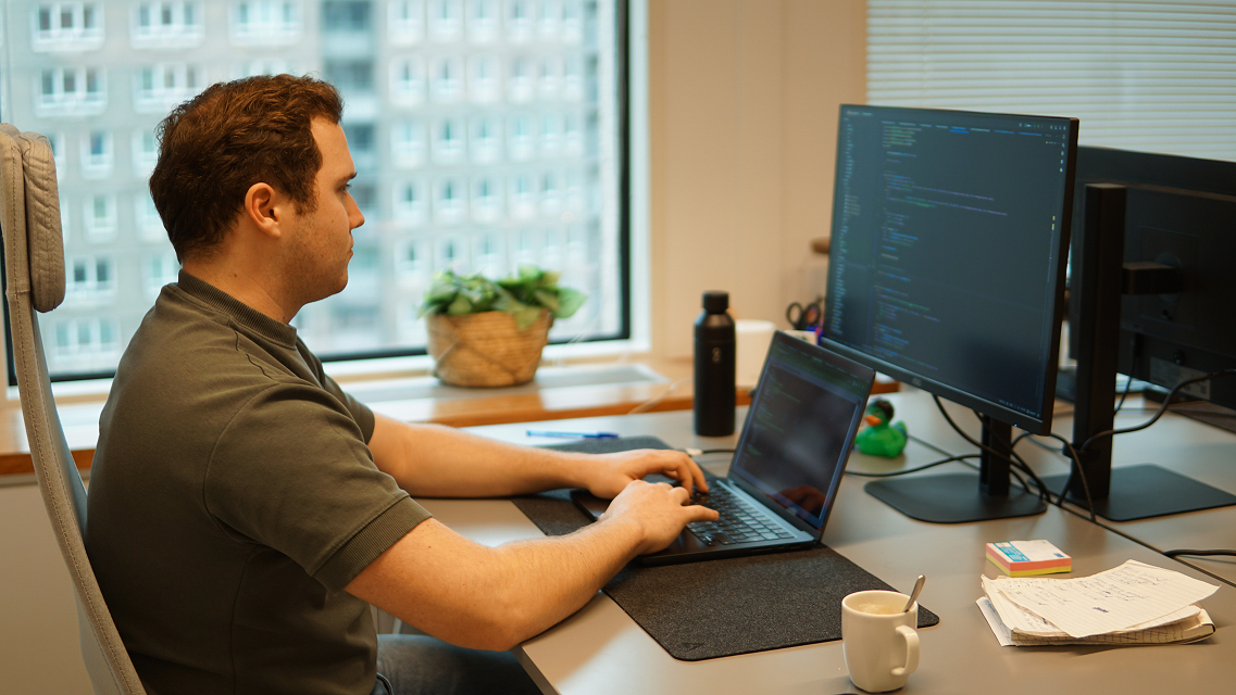 Sander aan het ontwikkelen aan een SaaS-platform