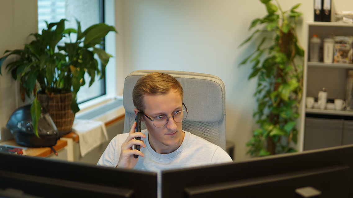 Jouri aan het bellen over hosting