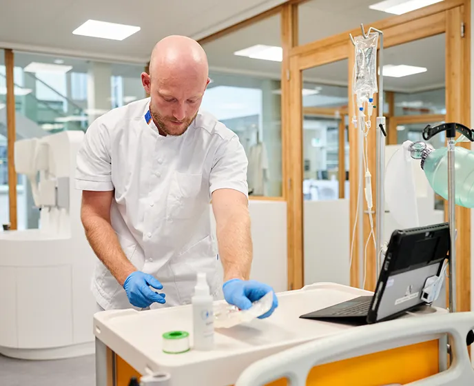 zorggever man naar voren kijken in ziekenhuis 2022 688x560