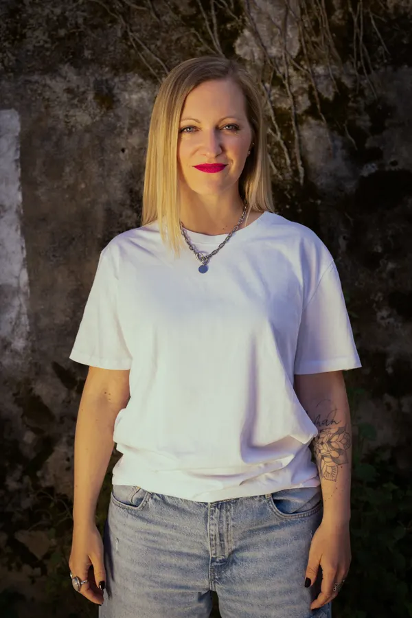 Pia Hoffmann, weißes T-Shirt, vor moosbewachsener Wand