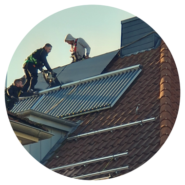 Foto von Installation Photovoltaik auf dem Dach.