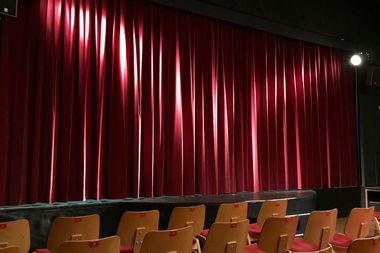 Roter Vorhang einer Theaterbühne. Foto: Ulli Paege/Pixabay