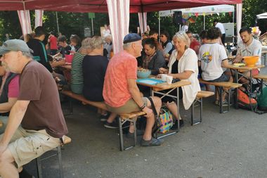 Personen beim gemeinsamen Gemüse schneiden bei der Schnippeldisko. Foto: Ernährungsrat Oldenburg.