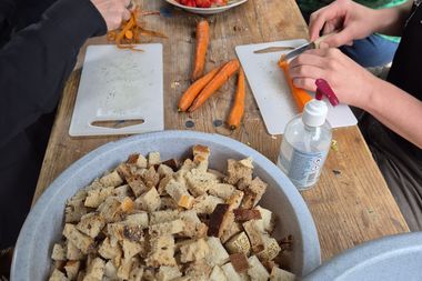 Menschen bei der Schnippeldisko schneiden Gemüse und Obst