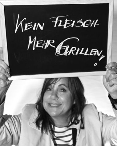 Eine Person aus Oldenburg zeigt ein Schild auf dem steht „Kein Fleisch mehr grillen!“ Foto: Jörg Hemmen