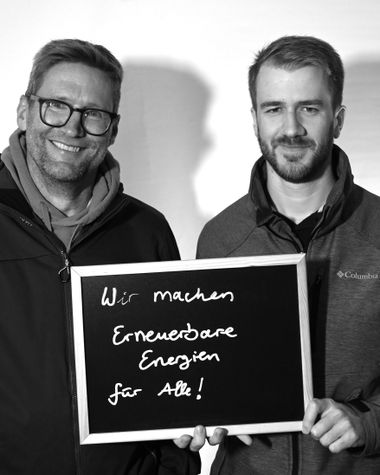 Zwei Personen aus Oldenburg zeigen ein Schild auf dem steht „Wir machen erneuerbare Energien für alle!“ Foto: Jörg Hemmen