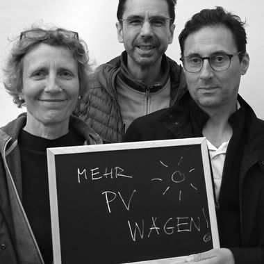 Personen aus Oldenburg zeigen ein Schild auf dem steht „Mehr PV wagen!“ Foto: Jörg Hemmen
