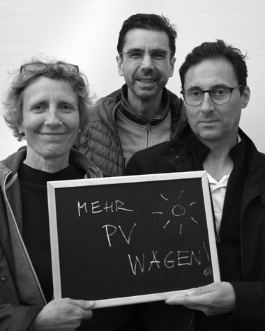 Personen aus Oldenburg zeigen ein Schild auf dem steht „Mehr PV wagen!“ Foto: Jörg Hemmen