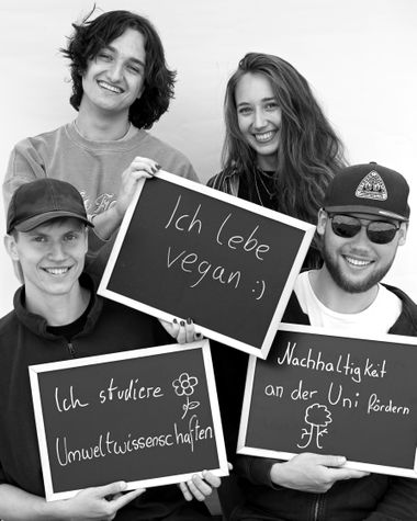 Vier Personen aus Oldenburg zeigen ein Schild auf dem steht „Ich lebe vegan! Ich studiere Umweltwissenschaften. Nachhaltigkeit an der Uni fördern“ Foto: Jörg Hemmen