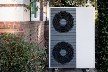 Wärmepumpe vor Altbaugebäude