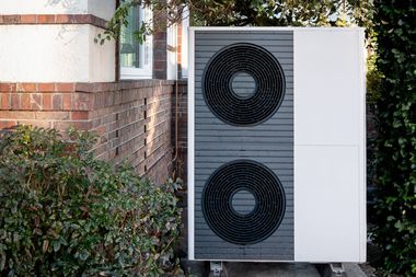 Wärmepumpe vor einem Haus