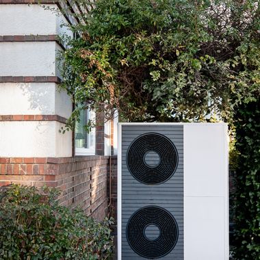 Wärmepumpe vor einem Haus