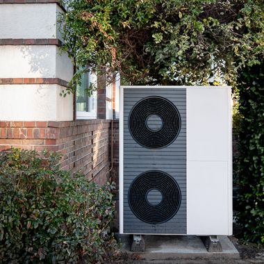 Wärmepumpe vor einem Haus