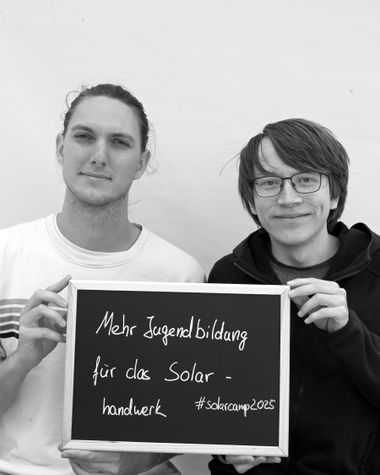 Zwei Personen aus Oldenburg zeigen ein Schild auf dem steht „Mehr Jugendbildung für Solarhandwerk“ Foto: Jörg Hemmen