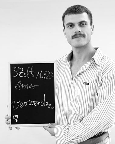 Eine Person aus Oldenburg zeigt ein Schild auf dem steht „Stets Mülleimer verwenden“ Foto: Jörg Hemmen