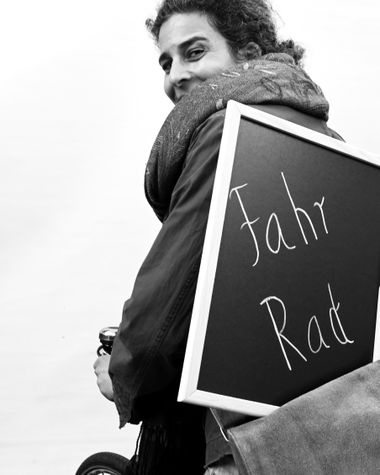 Eine Person aus Oldenburg zeigt ein Schild auf dem steht „Fahr Rad“ Foto: Jörg Hemmen