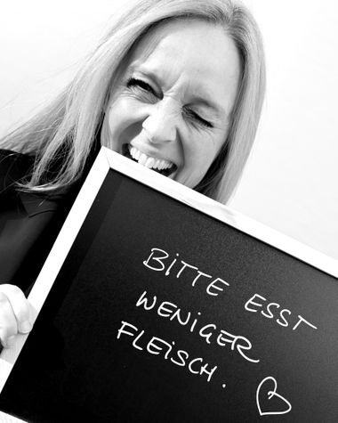 Eine Person aus Oldenburg zeigt ein Schild auf dem steht „Bitte esst weniger Fleisch“ Foto: Jörg Hemmen