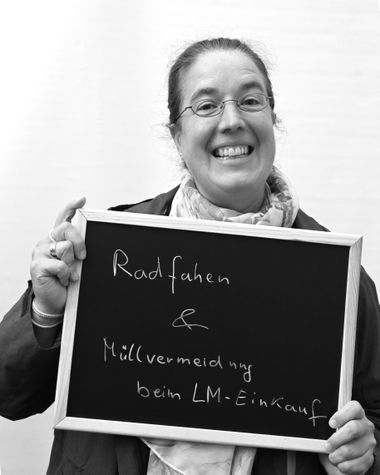 Eine Person aus Oldenburg zeigt ein Schild auf dem steht „Radfahren und Müll vermeiden beim Einkauf“ Foto: Jörg Hemmen