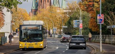 Zu sehen ist ein Bus der VWG auf dem Wallring, im Hintergrund ragt die St. Lamberti-Kirche in die Höhe. Foto: Stadt Oldenburg