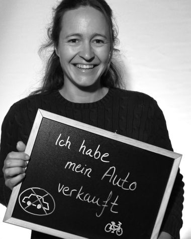 Eine Person aus Oldenburg zeigt ein Schild auf dem steht „Ich habe mein Auto verkauft.“ Foto: Jörg Hemmen