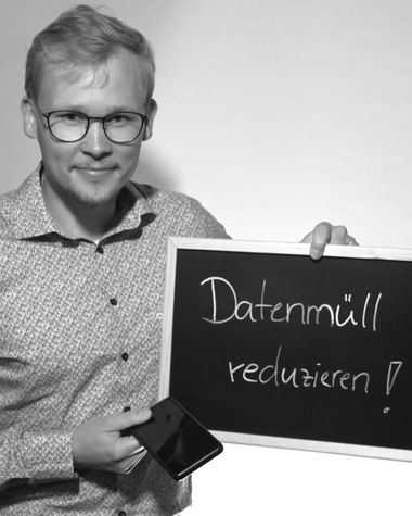 Eine Person aus Oldenburg zeigt ein Schild auf dem steht „Datenmüll reduzieren!“ Foto: Jörg Hemmen