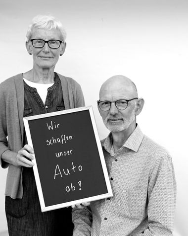 Zwei Personen aus Oldenburg zeigen ein Schild auf dem steht „Wir schaffen unser Auto ab!“ Foto: Jörg Hemmen