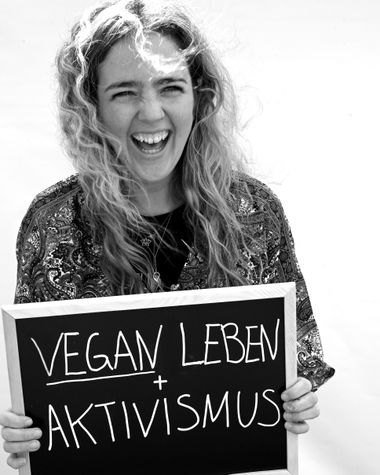 Eine Person aus Oldenburg zeigt ein Schild auf dem steht „Vegan leben und Aktivismus“ Foto: Jörg Hemmen