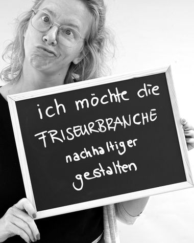 Eine Person aus Oldenburg zeigt ein Schild auf dem steht „Ich möchte die Friseurbranche nachhaltiger gestalten“ Foto: Jörg Hemmen