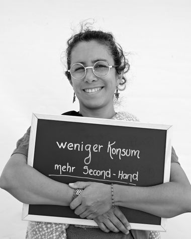 Eine Person aus Oldenburg zeigt ein Schild auf dem steht „weniger Konsum, mehr Secondhand“ Foto: Jörg Hemmen