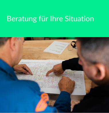 Zwei Menschen schauen sich einen Plan an und beraten sich.