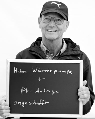 Eine Person aus Oldenburg zeigt ein Schild auf dem steht „Haben Wärmepumpe und PV-Anlage angeschafft“ Foto: Jörg Hemmen