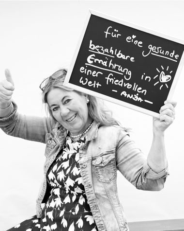 Eine Person aus Oldenburg zeigt ein Schild auf dem steht „für eine gesunde und bezahlbare Ernährung in einer friedvollen Welt“ Foto: Jörg Hemmen