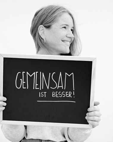 Eine Person aus Oldenburg zeigt ein Schild auf dem steht „Gemeinsam ist besser!“ Foto: Jörg Hemmen