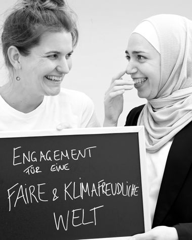 Zwei Personen aus Oldenburg zeigen ein Schild auf dem steht „Engagement für eine faire und klimafreundliche Welt“ Foto: Jörg Hemmen