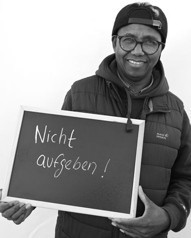 Eine Person aus Oldenburg zeigt ein Schild auf dem steht „Nicht aufgeben!“ Foto: Jörg Hemmen