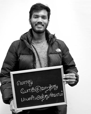 Eine Person aus Oldenburg zeigt ein Schild auf dem der persönliche Klimabeitrag steht. Foto: Jörg Hemmen