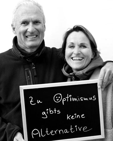 Zwei Personen aus Oldenburg zeigen ein Schild auf dem steht „Zu Optimismus gibt es keine Alternative“ Foto: Jörg Hemmen
