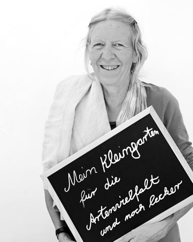 Eine Person aus Oldenburg zeigt ein Schild auf dem steht: „Mein Kleingarten für die Artenvielfalt und noch lecker“ Foto: Jörg Hemmen