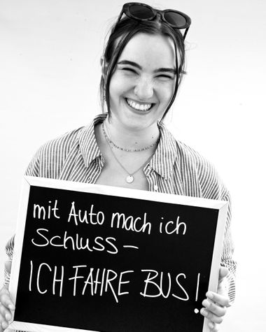 Eine Person aus Oldenburg zeigt ein Schild auf dem steht „mit dem Auto mach ich Schluss - Ich fahre Bus!“ Foto: Jörg Hemmen
