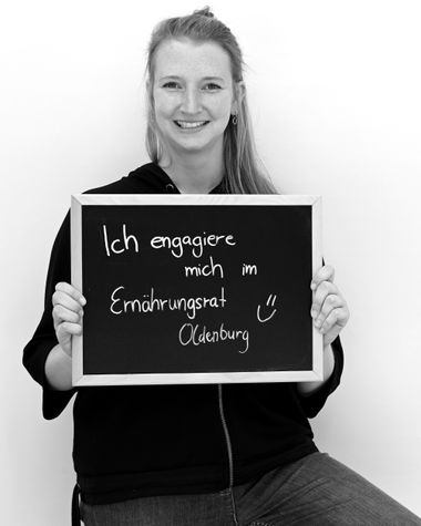 Eine Person aus Oldenburg zeigt ein Schild auf dem steht: „Ich engagiere mich im Ernährungsrat Oldenburg“ Foto: Jörg Hemmen