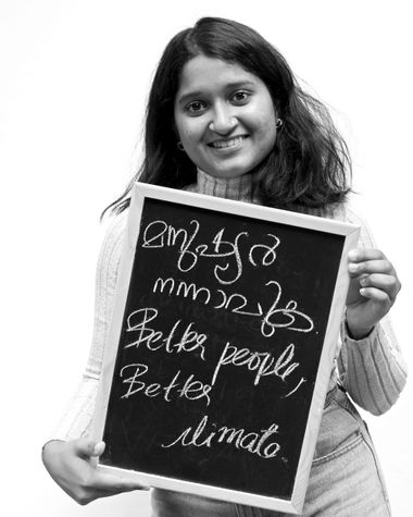 Eine Person aus Oldenburg zeigt ein Schild auf dem steht „Better people, better climate“ Foto: Jörg Hemmen