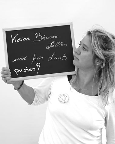 Eine Person aus Oldenburg zeigt ein Schild auf dem steht: „Keine Bäume fällen und kein Laub pusten!“ Foto: Jörg Hemmen