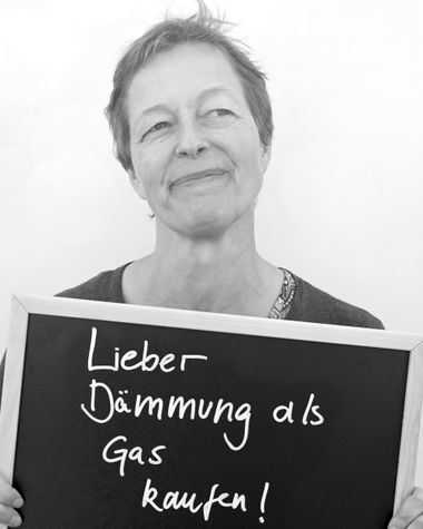Eine Person aus Oldenburg zeigt ein Schild auf dem steht „Lieber Dämmung als Gas kaufen“ Foto: Jörg Hemmen