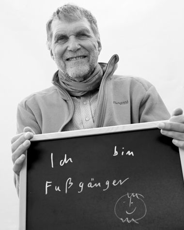 Eine Person aus Oldenburg zeigt ein Schild auf dem steht „Ich bin Fußgänger“ Foto: Jörg Hemmen